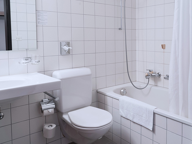 Badezimmer mit Dusche oder Badewanne - Hotelzimmer günstig mieten